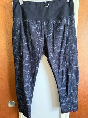 Women’s Constantly Varied Gear Reversable Vampire Teeth  Capri Leggings